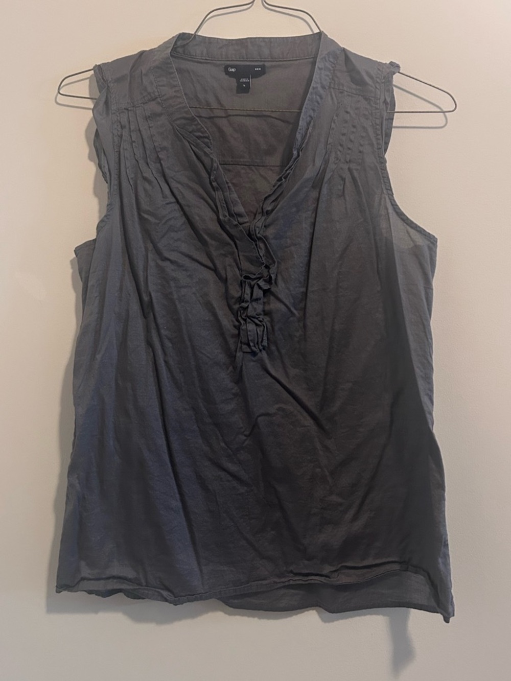 GAP Sleeveless Ruffle V-Neck Top in Charcoal